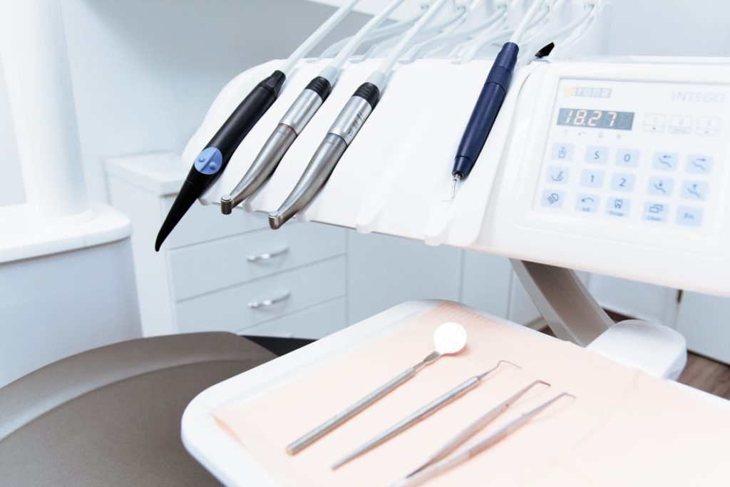 selecting emergency dentist