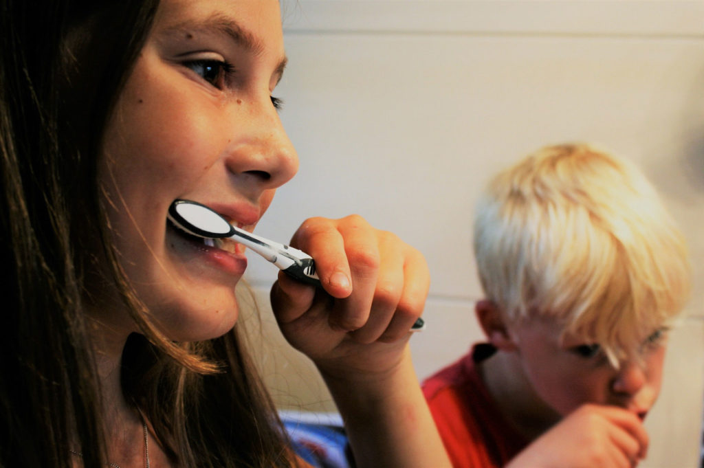 Proper teeth brushing to improve oral health